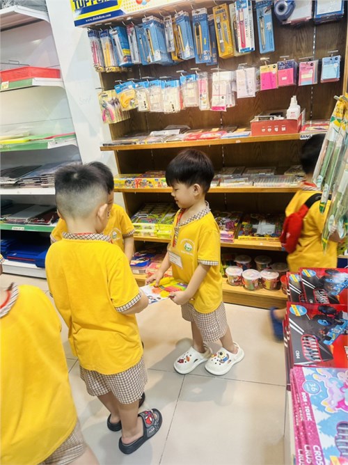 Cô ( Kim Chi , Thu Hường) và các bé lớp Chồi 1 (4-5 tuổi) đi tham quan xem và mua sách tại nhà sách Nhân Văn quận Tân Bình