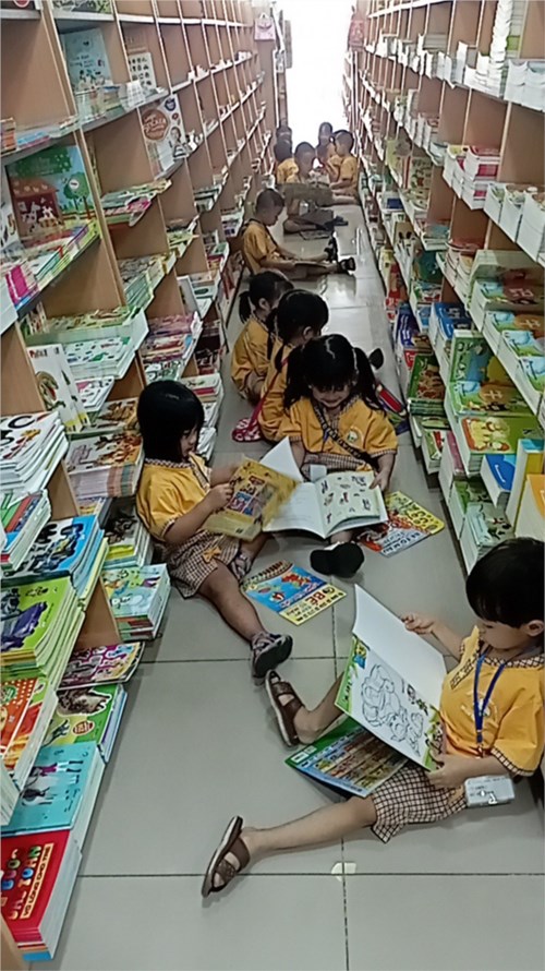 Cô và các bé lớp Chồi 2 ( 4-5 tuổi) tham quan xem và mua sách tại nhà sách Nhân văn quận Tân Bình