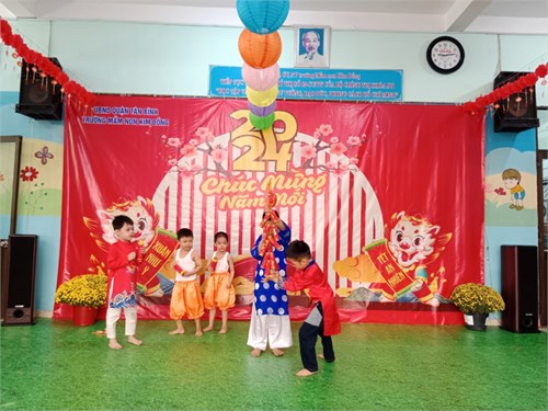 Mừng Đảng Quang vinh Mừng xuân Giáp Thìn năm 2024  Tiết mục văn nghệ liên khúc    Như hoa mùa xuân và tết là tết   
  múa do các bé Lá 1 ( 5-6 tuổi) biểu diễn