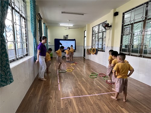 Hoạt động phát triển thể chất   Bật liên tục vào các vòng  cô Kim Tân và các bé lớp Lá 1 ( 5-6 tuổi)