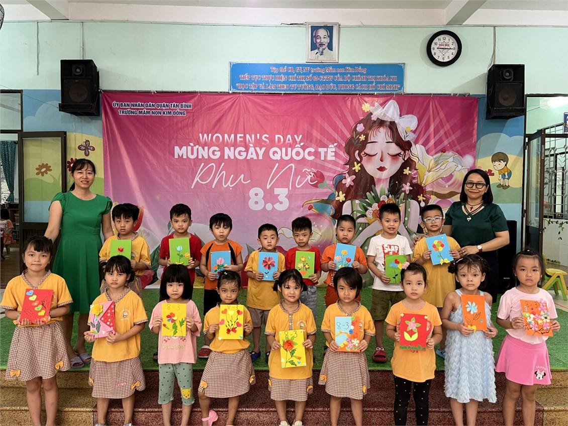 Nhân  ngày Quốc Tế Phụ Nữ 8/3. Thể hiện tấm lòng kính yêu đến các Mẹ, Bà...Các bé lớp Lá 2 ( 5-6 tuổi) dán  hoa  tặng mẹ