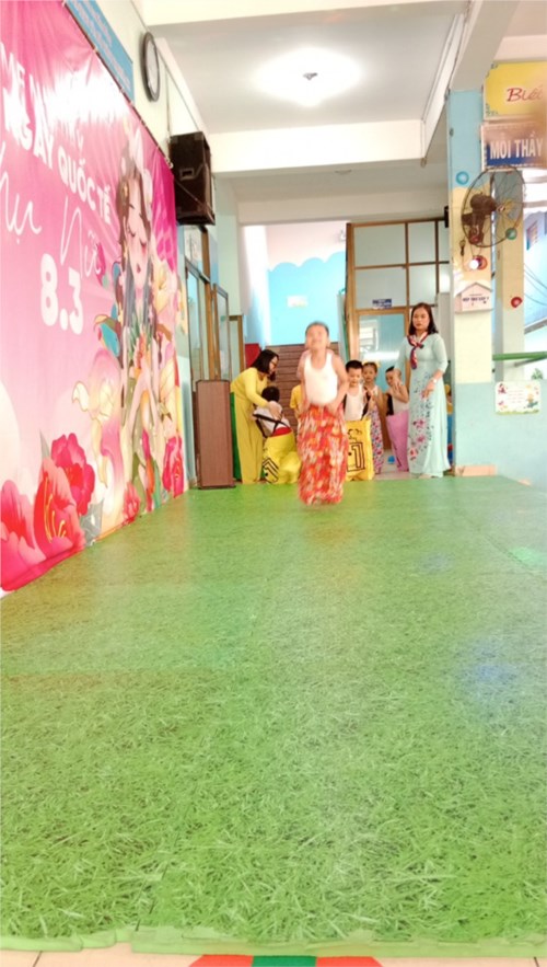 Chào mừng 8/3. Các bé Khối Lá( 5-6 tuổi ) tham gia hội thao nhảy bao bố