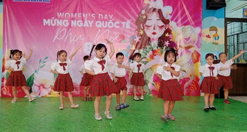 Biểu diễn Văn nghệ của các bé Chồi 2 ( 4-5 tuổi) múa   Mẹ ơi đừng lo  trong ngày Quốc tế Phụ nữ