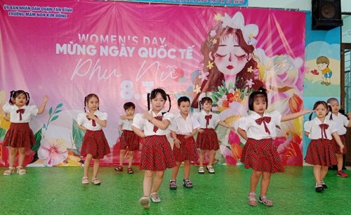 Biểu diễn Văn nghệ của các bé Chồi 2 ( 4-5 tuổi) múa   Mẹ ơi đừng lo  trong ngày Quốc tế Phụ nữ