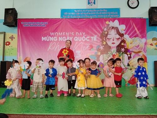 Chào mừng ngày Quốc tế Phụ nữ 8/3, hoạt động văn nghệ của các bé lớp 24- 36 tháng tuổi hát múa  Mừng 8/3 
