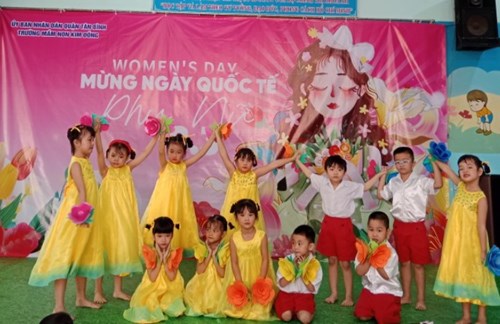 Chào mừng ngày Quốc tế Phụ nữ 8/3, hoạt động văn nghệ của các bé lớp Lá 2 ( 5-6 tuổi )  múa  Bông hồng tặng mẹ và cô 