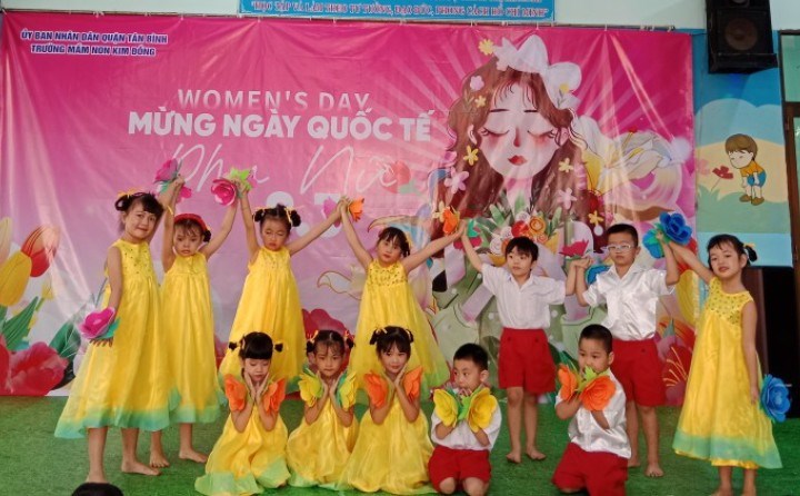 Chào mừng ngày Quốc tế Phụ nữ 8/3, hoạt động văn nghệ của các bé lớp Lá 2 ( 5-6 tuổi )  múa  Bông hồng tặng mẹ và cô 