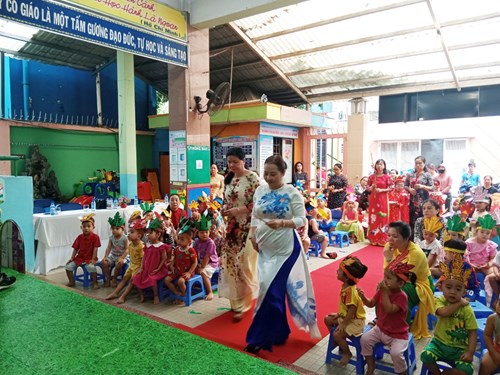 Tập thể trường mầm non Kim Đồng cùng Qúi phụ huynh và các bé thể hiện trang nghiêm và nhớ về cội nguồn ngày giỗ   Quốc tổ Hùng Vương  mùng 10/3 ( âm lịch)