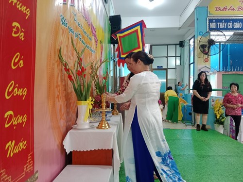 Dù ai đi ngược về xuôi. Nhớ ngày giỗ tổ mùng 10/3. Để tỏ lòng kính nhớ công ơn Vua Hùng. Ban giám hiệu, Giáo viên, Qúi phụ huynh và các con dâng hương