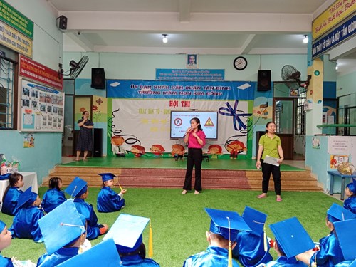 Hội thi   Rung chuông vàng  giáo dục an toàn giao thông cho trẻ mầm non với sự tham gia 

 các bé Khối Lá ( 5-6 tuổi)