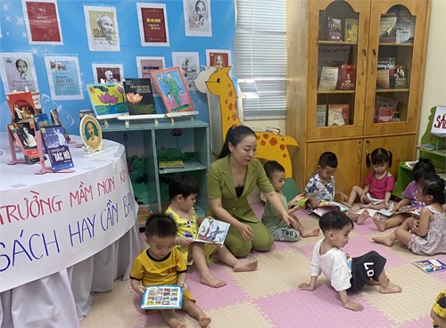 Nhà trường tổ chức  Ngày sách và văn hóa đọc Việt Nam  cho các bé khối Nhà trẻ  với chủ đề   Sách hay cần bạn 