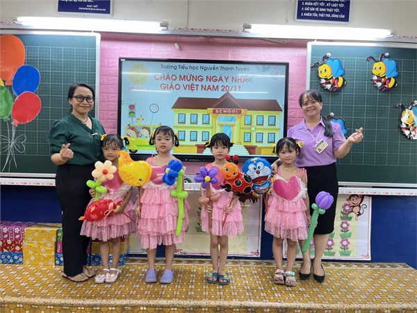Cô và các con khối Lá (5-6 tuổi ) tham quan trường tiểu học Nguyễn Thanh Tuyền  P2 quận Tân Bình