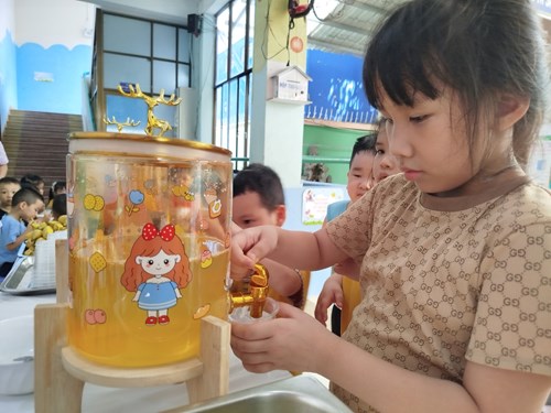 Ngày liên hoan của các Bé trường Mầm non Kim Đồng   Nhiều món ăn thật ngon   
chúng con mời các Cô và các bạn cùng vui