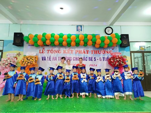 Lễ tổng kết  phát thưởng và lễ ra trường cho các bé 5-6 tuổi năm học 2023-2024