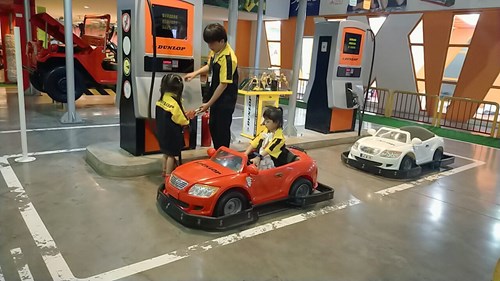 Các con được tham gia và trể hiện vai chơi qua những công việc như cứu nạn nhân, chữa cháy, công việc ở trạm xăng...