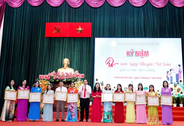 Chúc mừng cô Đinh Tiểu Như Bình đạt chiến sĩ thi đua TPHCM
Chúc cô luôn gặt hái được nhiều thành quả trong sự nghiệp của mình.
