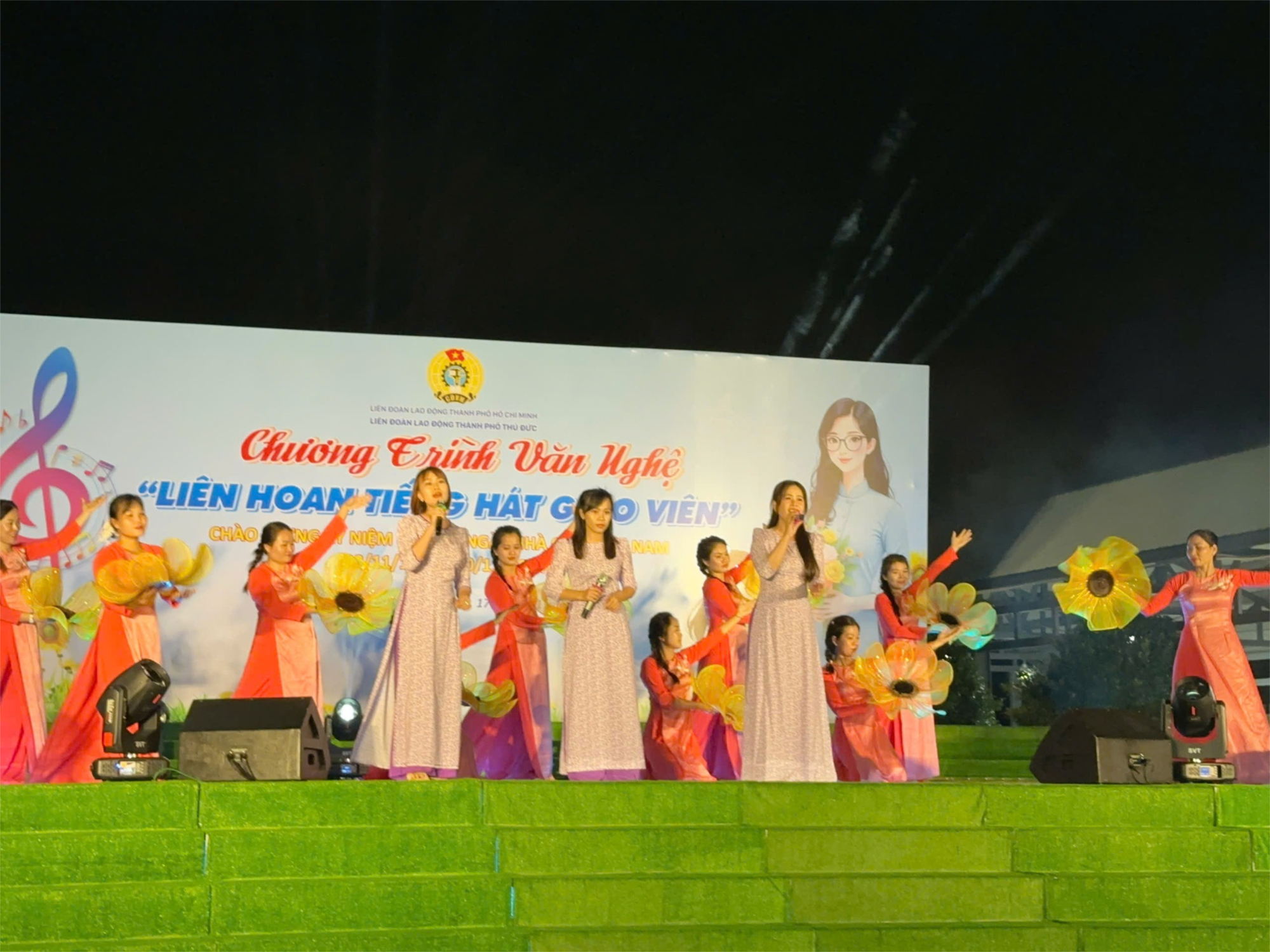 Những bông hoa xinh tươi trong Liên hoan tiếng hát giáo viên.