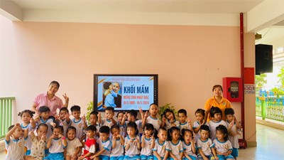 Khối chồi, khối mầm tổ chức xem phim tư liệu, các hình ảnh về Bác Hồ và thiếu nhi; tham quan Không gian văn hóa Hồ Chí Minh; đọc sách ở thư viện xanh