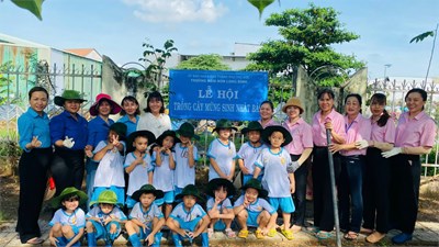 Cô và trẻ trồng cây mừng sinh nhật Bác