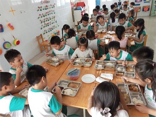 Giờ ăn trưa của bé lớp lá