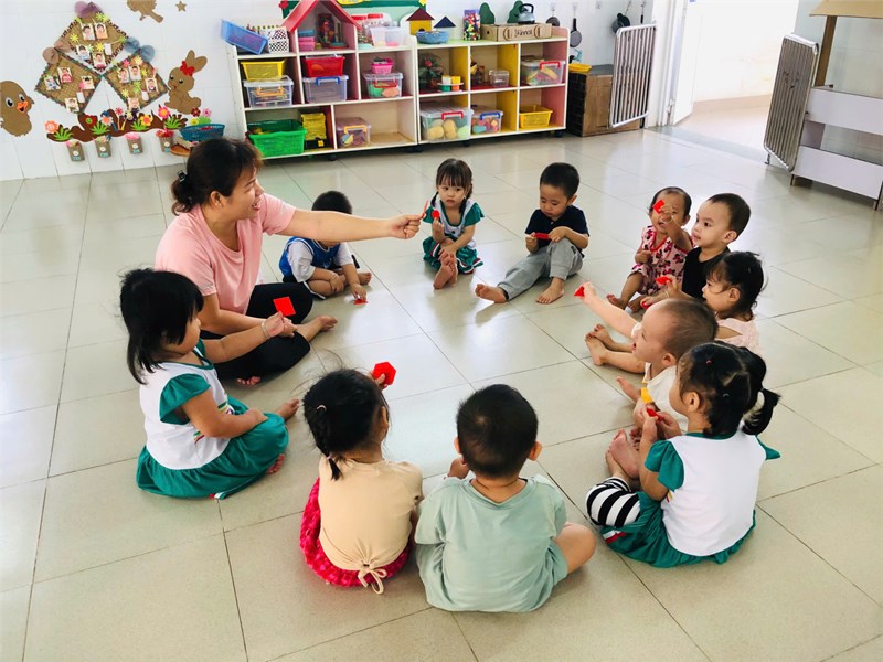 Bé nhận biết màu đỏ