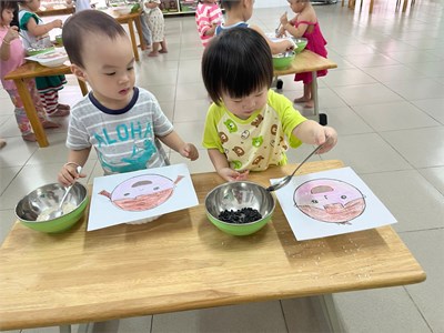 Dạy trẻ kỹ năng cầm muỗng bằng tay phải xúc cơm cho em ăn