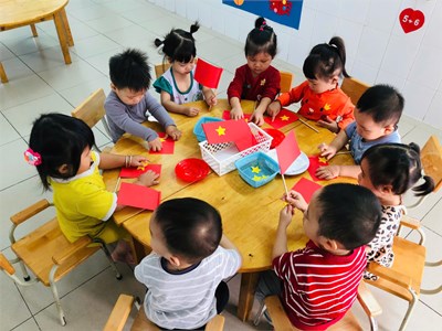 Hoạt động: Dán ngôi sao trên lá cờ