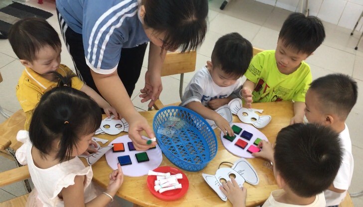 Bé cùng làm mặt nạ con voi