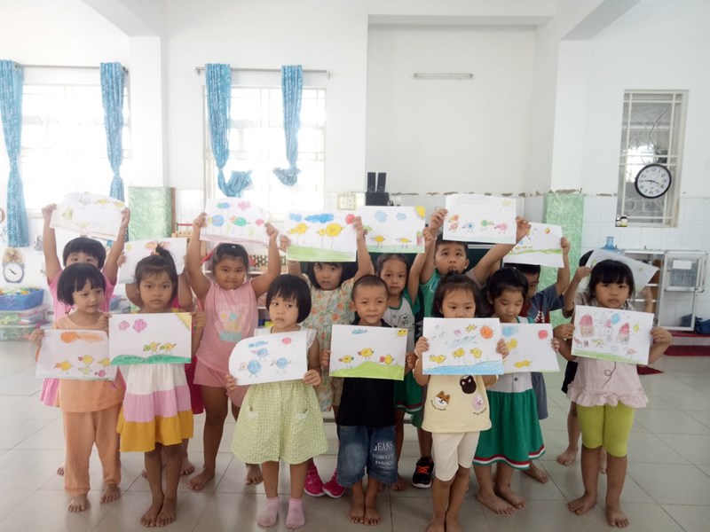 Bé vẽ đàn gà