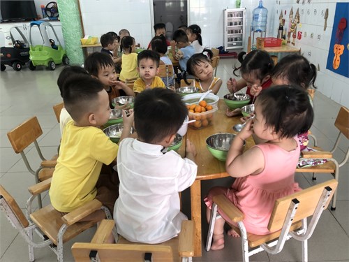 Giờ ăn trưa của các bé Nhà trẻ