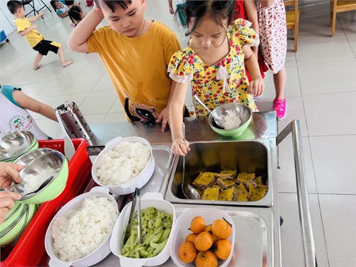 Giờ ăn trưa của các bé lớp Chồi.