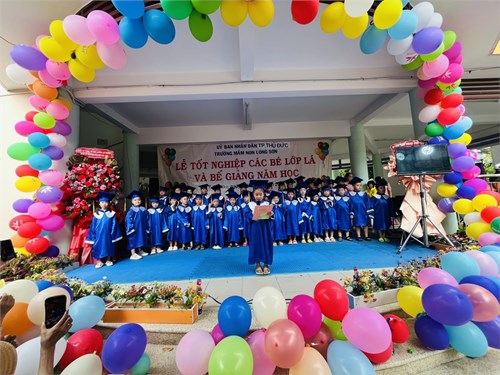 Lễ tốt nghiệp các bé lớp lá và bế giảng năm học.