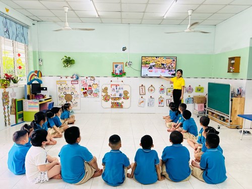 Các bạn lớp Lá 2 đang tìm hiểu về nguồn nước cùng cô và các bạn trong lớp.