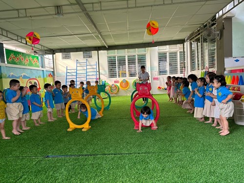 Giờ học phát triển thể chất của lớp Mầm 1
