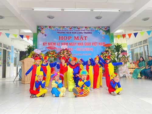 Văn nghệ họp mặt 42 năm ngày nhà giáo Việt Nam