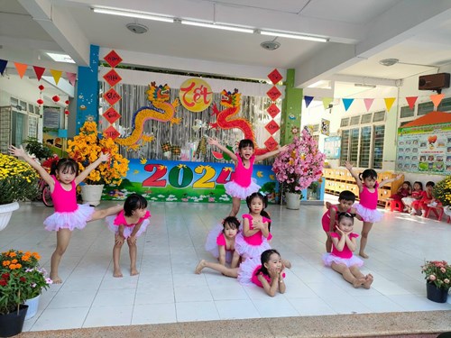 Trường Mầm non Long Trường tổ chức Lễ Hội Xuân cho các bé tại đơn vị.