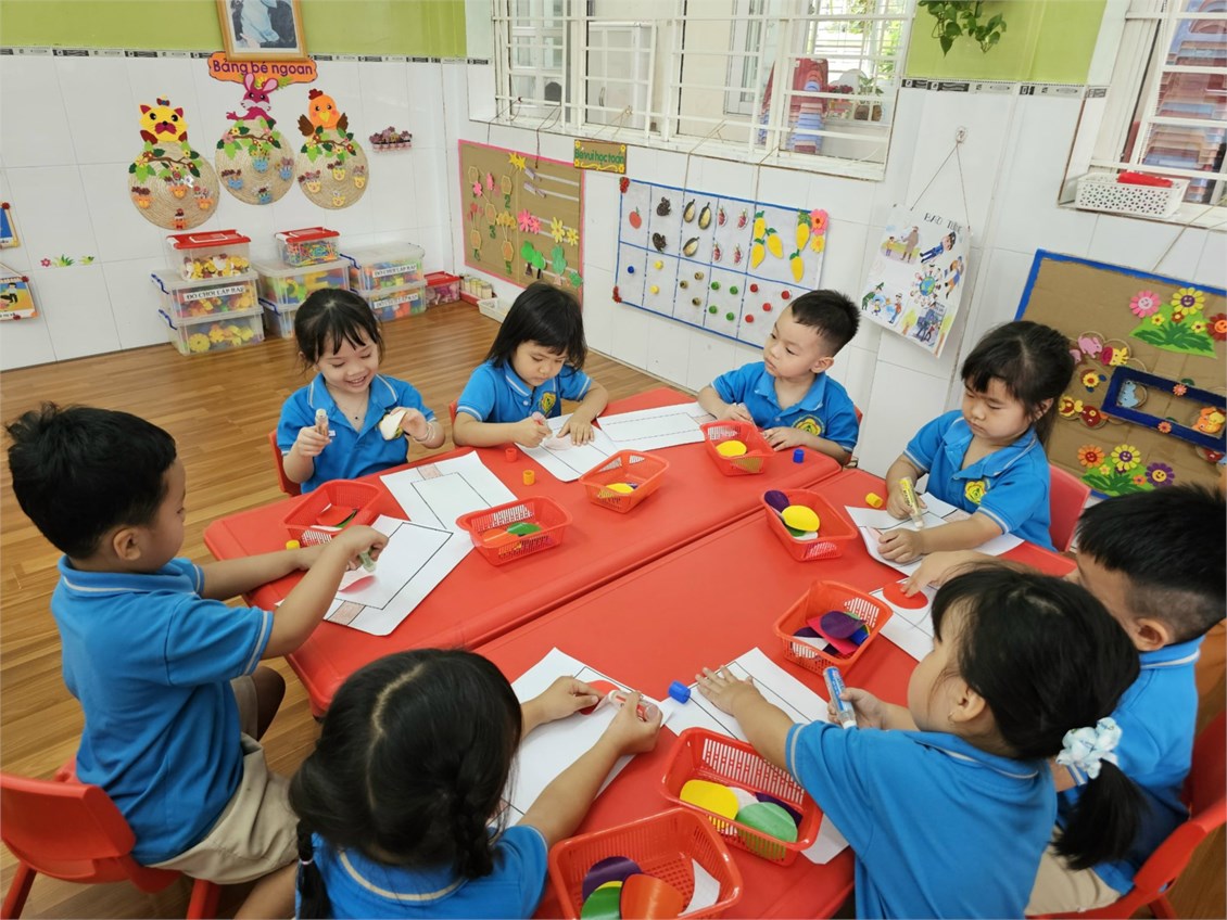 Giờ học dán đèn tín hiệu giao thông của các bé lớp mầm 1.