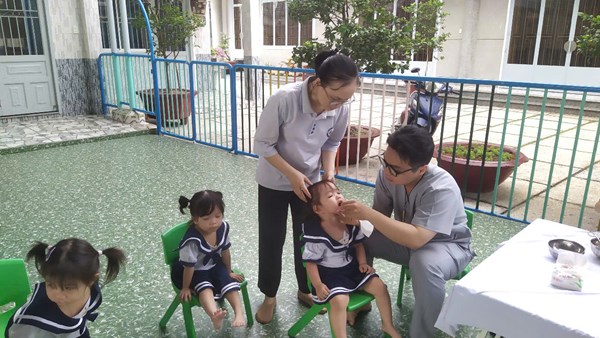 Trường MN Mai Thôn tổ chức cho trẻ uống vitamin A