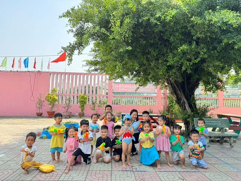 Hoạt động ngoài trời: Bé chơi với nước