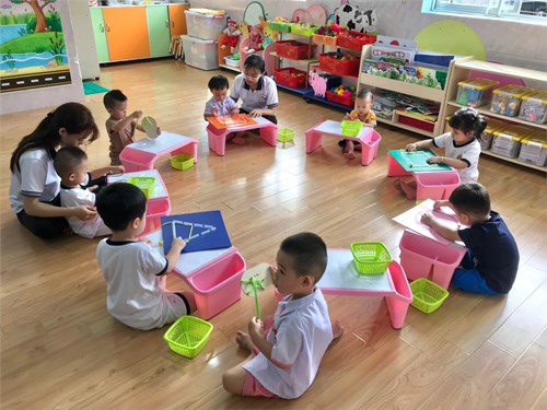 Giờ học Bé tập luồn dây, xỏ dây 💫
🌱 Nhóm 25-36 tháng ( Nhóm 2) 🌾