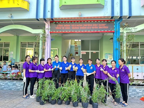 🌱🍀“Mùa Xuân là Tết trồng cây
     Làm cho đất nước càng ngày càng Xuân”🍀🪴
🌿🍀Sáng nay thứ Năm (22/02/2024) Công đoàn phối hợp với Chi đoàn và các bạn Sinh viên đang thực tập tại trường MN Măng non II cùng nhau thực hiện công trình “Xây dựng trường học xanh” và cùng nhau tổng vệ sinh - Trồng thêm cây vườn trường🍀🌿