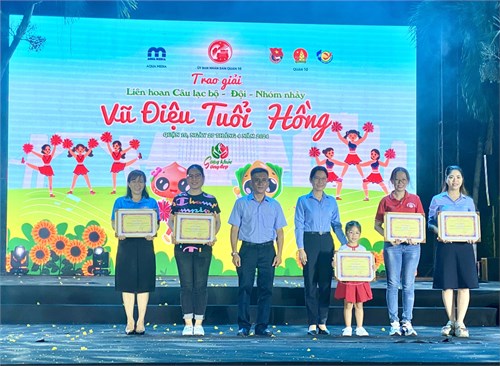 Ngày 28/04/2024 CĐV trường MN Măng non II tham dự Bế mạc Lễ hội Sống khỏe năm 2024 với chủ đề  Sống vui khỏe - Đẹp rạng ngời  và nhận giải thưởng “Vũ điệu tuổi hồng” của các bé Khối MG 5-6 tuổi (Khối Lá) tham gia được diễn ra tại Công viên Văn hóa Lê Thị Riêng 👭💜👭