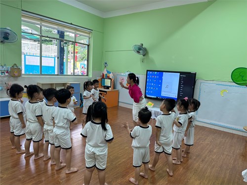 🚀 Các bé lớp Mầm 2 tham gia tích cực trong giờ học cùng cô và các bạn ✈️