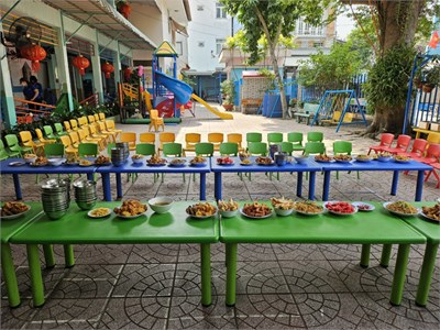 Trường mầm non măng non tổ chức tiệc buffet cho các bé mừng xuân 2024