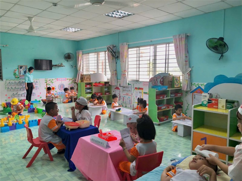 Bé vui chơi trong lớp !