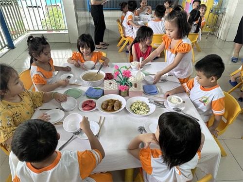 Giờ ăn trong trường mầm non
