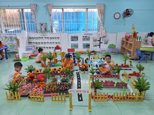 Bé vui chơi