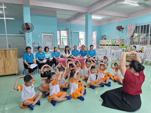 Bé vui chơi