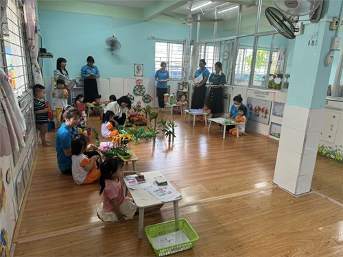 Bé vui chơi