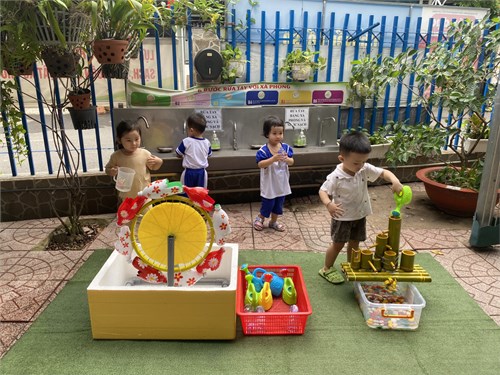 Bé vui chơi ngoài trời